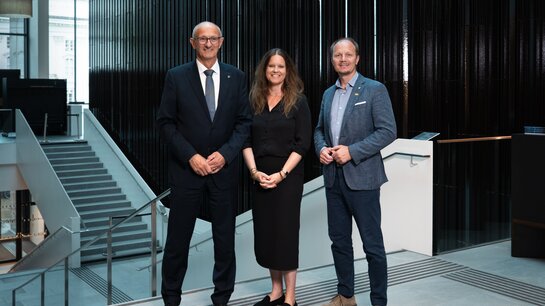 Anton Mattle (Landeshauptmann Tirol), Irene Girkinger (Geschäftsführende Intendantin) und Johannes Anzengruber (Bürgermeister Innsbruck) (v.l.) | © Leon Arévalo
