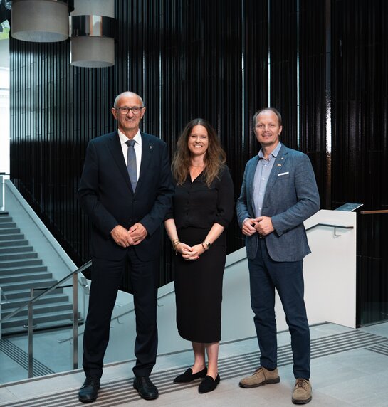 Anton Mattle (Landeshauptmann Tirol), Irene Girkinger (Geschäftsführende Intendantin) und Johannes Anzengruber (Bürgermeister Innsbruck) (v.l.) | © Leon Arévalo Anton Mattle (Landeshauptmann Tirol), Irene Girkinger (Geschäftsführende Intendantin) und Johannes Anzengruber (Bürgermeister Innsbruck) (v.l.) | © Leon Arévalo