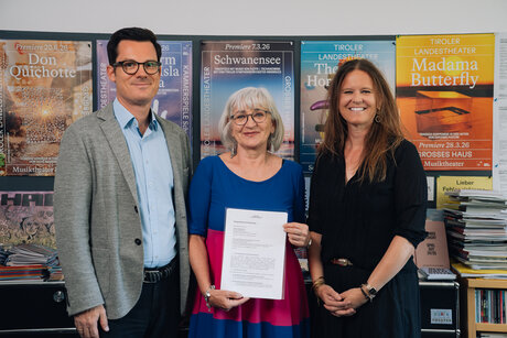 Markus Lutz (Geschäftsführender Kaufmännischer Direktor des TLT), Beate Palfrader (Obfrau des Theater Verbandes Tirol), Irene Girkinger (Geschäftsführende Intendantin des TLT) (v.l.) | © Leon Arévalo Markus Lutz (Geschäftsführender Kaufmännischer Direktor des TLT), Beate Palfrader (Obfrau des Theater Verbandes Tirol), Irene Girkinger (Geschäftsführende Intendantin des TLT) (v.l.) | © Leon Arévalo