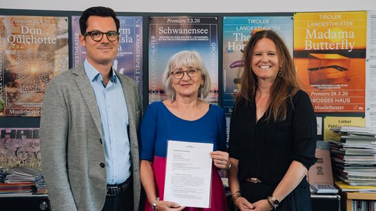 Markus Lutz (Geschäftsführender Kaufmännischer Direktor des TLT), Beate Palfrader (Obfrau des Theater Verbandes Tirol), Irene Girkinger (Geschäftsführende Intendantin des TLT) (v.l.) | © Leon Arévalo