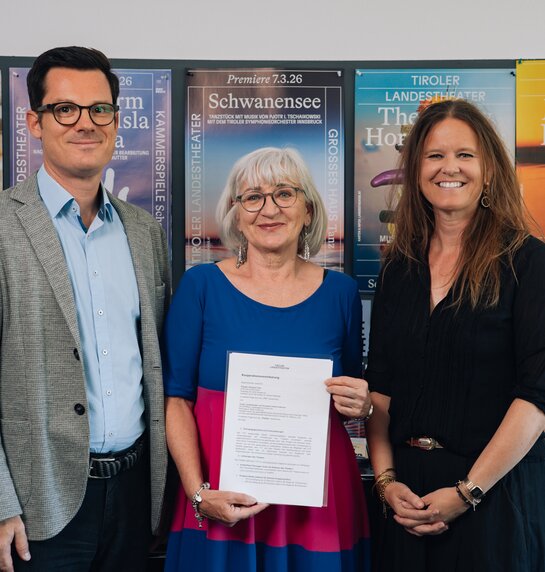 Markus Lutz (Geschäftsführender Kaufmännischer Direktor des TLT), Beate Palfrader (Obfrau des Theater Verbandes Tirol), Irene Girkinger (Geschäftsführende Intendantin des TLT) (v.l.) | © Leon Arévalo Markus Lutz (Geschäftsführender Kaufmännischer Direktor des TLT), Beate Palfrader (Obfrau des Theater Verbandes Tirol), Irene Girkinger (Geschäftsführende Intendantin des TLT) (v.l.) | © Leon Arévalo