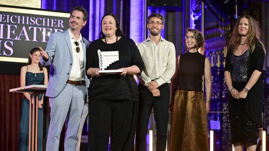 Regisseurin Susi Weber, Dirigent Stefan Politzka, Dramaturgin Sonja Honold und Intendantin Irene Girkinger nahmen die Auszeichnung in der Kategorie „Beste Gesamtproduktion Jugend“ für die Kinderoper Brundibár von Thomas Peschta (Vertreter der Wirtschaftskammer Wien, l.) entgegen.