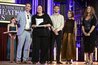Regisseurin Susi Weber, Dirigent Stefan Politzka, Dramaturgin Sonja Honold und Intendantin Irene Girkinger nahmen die Auszeichnung in der Kategorie „Beste Gesamtproduktion Jugend“ für die Kinderoper Brundibár von Thomas Peschta (Vertreter der Wirtschaftskammer Wien, l.) entgegen.