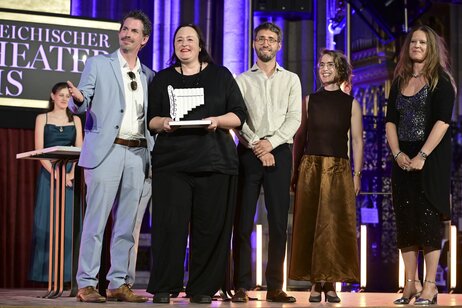 Regisseurin Susi Weber, Dirigent Stefan Politzka, Dramaturgin Sonja Honold und Intendantin Irene Girkinger nahmen die Auszeichnung in der Kategorie „Beste Gesamtproduktion Jugend“ für die Kinderoper Brundibár von Thomas Peschta (Vertreter der Wirtschaftskammer Wien, l.) entgegen.