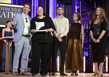Regisseurin Susi Weber, Dirigent Stefan Politzka, Dramaturgin Sonja Honold und Intendantin Irene Girkinger nahmen die Auszeichnung in der Kategorie „Beste Gesamtproduktion Jugend“ für die Kinderoper Brundibár von Thomas Peschta (Vertreter der Wirtschaftskammer Wien, l.) entgegen.