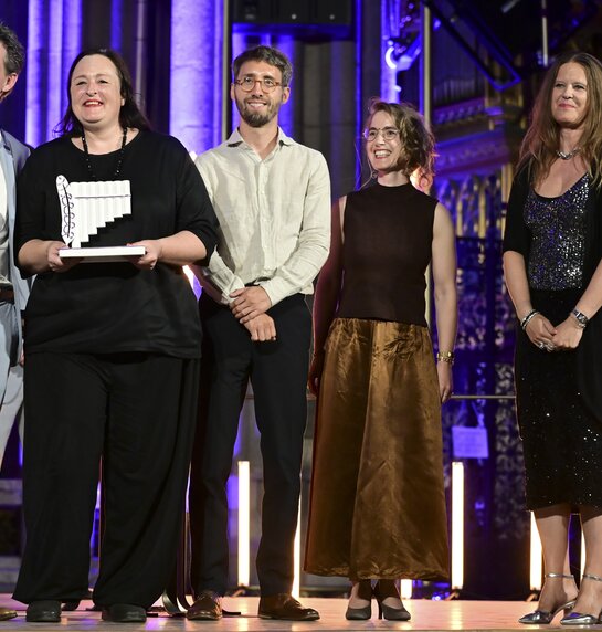 Regisseurin Susi Weber, Dirigent Stefan Politzka, Dramaturgin Sonja Honold und Intendantin Irene Girkinger nahmen die Auszeichnung in der Kategorie „Beste Gesamtproduktion Jugend“ für die Kinderoper Brundibár von Thomas Peschta (Vertreter der Wirtschaftskammer Wien, l.) entgegen. | © Christian Jobst