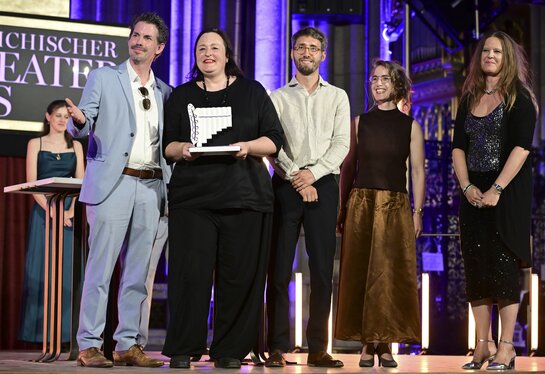 Regisseurin Susi Weber, Dirigent Stefan Politzka, Dramaturgin Sonja Honold und Intendantin Irene Girkinger nahmen die Auszeichnung in der Kategorie „Beste Gesamtproduktion Jugend“ für die Kinderoper Brundibár von Thomas Peschta (Vertreter der Wirtschaftskammer Wien, l.) entgegen.