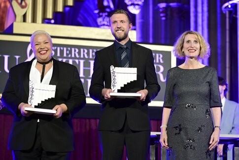 Ulrike Sych (Rektorin der Universität für Musik und darstellende Kunst Wien, r.) überreichte Jasmin White (Volksoper Wien) und Benjamin Chamandy (TLT) ihre Auszeichnungen in der Kategorie „Bester Nachwuchs“.