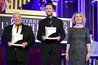 Ulrike Sych (Rektorin der Universität für Musik und darstellende Kunst Wien, r.) überreichte Jasmin White (Volksoper Wien) und Benjamin Chamandy (TLT) ihre Auszeichnungen in der Kategorie „Bester Nachwuchs“.