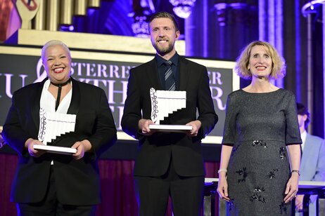 Ulrike Sych (Rektorin der Universität für Musik und darstellende Kunst Wien, r.) überreichte Jasmin White (Volksoper Wien) und Benjamin Chamandy (TLT) ihre Auszeichnungen in der Kategorie „Bester Nachwuchs“.