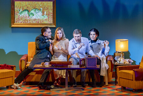 Jason Lee (Der Sänger), Mojca Erdmannn (Die Frau), Benjamin Chamandy (Der Mann) und Anastasia Lerman (Die Freundin) in «Von heute auf morgen». | © Birgit Gufler