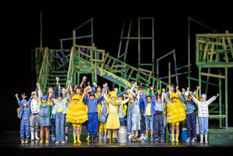 Kinderoper «Brundibár»: Chor (Pianissimos und Mezzofortissimos, Kinderchor des Tiroler Landestheaters), Polizist (Emily Kent), Pepiček (Milo Jaindl), Aninka (Helena Kammerer Velez), Milchmann (Julian Zecha). | © Birgit Gufler