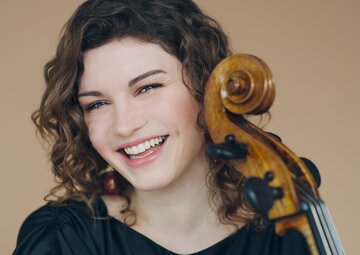 Die gefeierte Cellistin Julia Hagen interpretiert Elgars berührendes Cellokonzert.