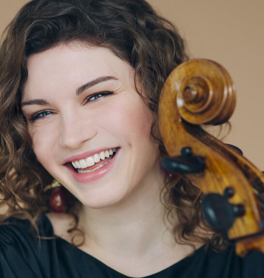 Die gefeierte Cellistin Julia Hagen interpretiert Elgars berührendes Cellokonzert. | © Simon Pauly