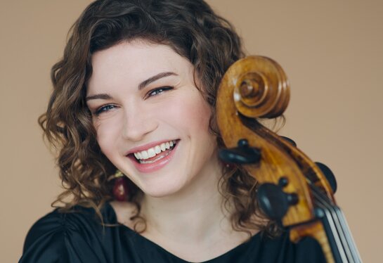Die gefeierte Cellistin Julia Hagen interpretiert Elgars berührendes Cellokonzert.