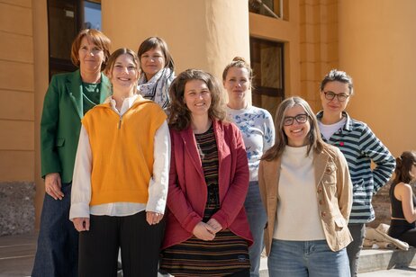 Das Kinder- und Jugendwohlteam: Martina Natter (Leitung Zugabe: Theater- & Musikvermittlung), Daniela Oberrauch (Theaterpädagogin), Janelle Groos (Leiterin Kinderchor), Andrea Kuprian (Leiterin Kostümwerkstätten), Franziska Goller (Leiterin Dekorationswerkstätten), Judith Steiner (Referentin der Direktion der FEWO), Michaela Adrigan (Sicherheitsfachkraft) und Hannah Greiser (Personalabteilung). | © Andrea Widauer