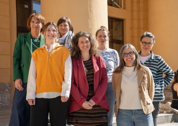 Das Kinder- und Jugendwohlteam: Martina Natter (Leitung Zugabe: Theater- & Musikvermittlung), Daniela Oberrauch (Theaterpädagogin), Janelle Groos (Leiterin Kinderchor), Andrea Kuprian (Leiterin Kostümwerkstätten), Franziska Goller (Leiterin Dekorationswerkstätten), Judith Steiner (Referentin der Direktion der FEWO), Michaela Adrigan (Sicherheitsfachkraft) und Hannah Greiser (Personalabteilung).