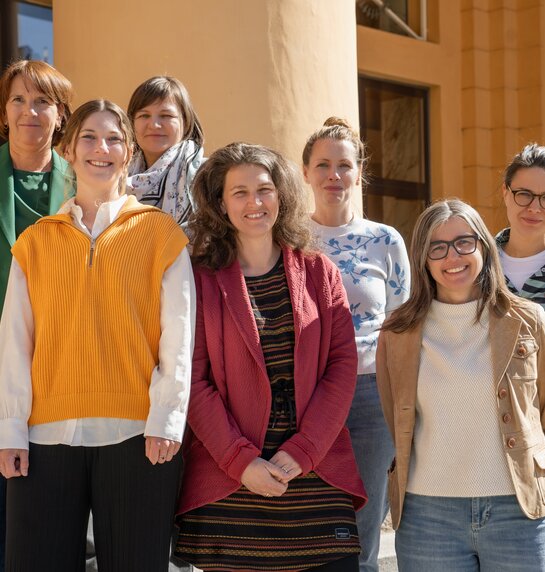 Das Kinder- und Jugendwohlteam: Martina Natter (Leitung Zugabe: Theater- & Musikvermittlung), Daniela Oberrauch (Theaterpädagogin), Janelle Groos (Leiterin Kinderchor), Andrea Kuprian (Leiterin Kostümwerkstätten), Franziska Goller (Leiterin Dekorationswerkstätten), Judith Steiner (Referentin der Direktion der FEWO), Michaela Adrigan (Sicherheitsfachkraft) und Hannah Greiser (Personalabteilung). | © Andrea Widauer