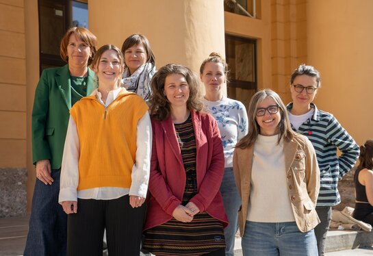 Das Kinder- und Jugendwohlteam: Martina Natter (Leitung Zugabe: Theater- & Musikvermittlung), Daniela Oberrauch (Theaterpädagogin), Janelle Groos (Leiterin Kinderchor), Andrea Kuprian (Leiterin Kostümwerkstätten), Franziska Goller (Leiterin Dekorationswerkstätten), Judith Steiner (Referentin der Direktion der FEWO), Michaela Adrigan (Sicherheitsfachkraft) und Hannah Greiser (Personalabteilung).