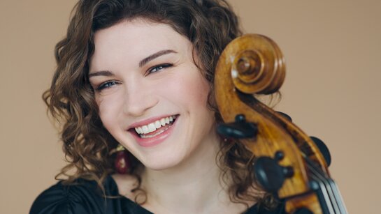 Die gefeierte Cellistin Julia Hagen interpretiert Elgars berührendes Cellokonzert.