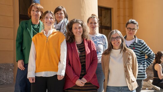 Das Kinder- und Jugendwohlteam: Martina Natter (Leitung Zugabe: Theater- & Musikvermittlung), Daniela Oberrauch (Theaterpädagogin), Janelle Groos (Leiterin Kinderchor), Andrea Kuprian (Leiterin Kostümwerkstätten), Franziska Goller (Leiterin Dekorationswerkstätten), Judith Steiner (Referentin der Direktion der FEWO), Michaela Adrigan (Sicherheitsfachkraft) und Hannah Greiser (Personalabteilung). | © Andrea Widauer