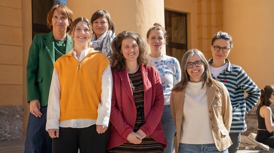 Das Kinder- und Jugendwohlteam: Martina Natter (Leitung Zugabe: Theater- & Musikvermittlung), Daniela Oberrauch (Theaterpädagogin), Janelle Groos (Leiterin Kinderchor), Andrea Kuprian (Leiterin Kostümwerkstätten), Franziska Goller (Leiterin Dekorationswerkstätten), Judith Steiner (Referentin der Direktion der FEWO), Michaela Adrigan (Sicherheitsfachkraft) und Hannah Greiser (Personalabteilung).