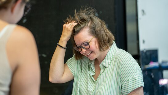 Regisseurin Nina Russi bei der Konzeptionsprobe