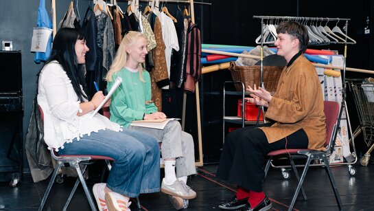 Anastasia Presente und Anna Sophia Pernkopf im Gespräch mit Calixto María Schmutter.