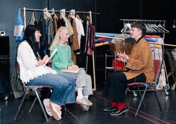 Anastasia Presente und Anna Sophia Pernkopf im Gespräch mit Calixto María Schmutter.