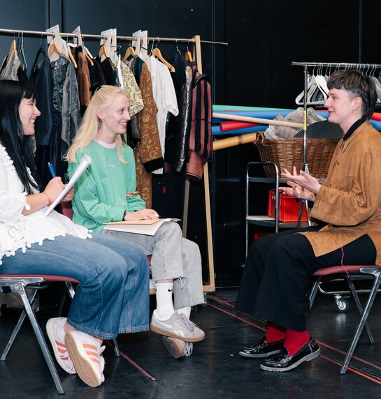 Anastasia Presente und Anna Sophia Pernkopf im Gespräch mit Calixto María Schmutter. | © Leon Arévalo Anastasia Presente und Anna Sophia Pernkopf im Gespräch mit Calixto María Schmutter. | © Leon Arévalo