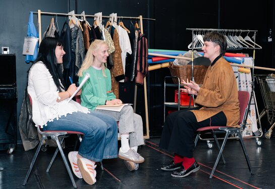 Anastasia Presente und Anna Sophia Pernkopf im Gespräch mit Calixto María Schmutter.