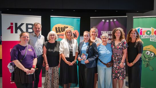 Stephanie Senn (BRUX), Bürgermeister Georg Willi, Beate Palfrader (Obfrau Theaterverband Tirol), Landtagsabgeordnete Iris Zangerl-Walser, Verena Locher (Young Acting), Laura Hammerle (Young Acting), Mila Toscano (Young Acting), TLT-Theaterpädagogin Daniela Oberrauch und Intendantin Irene Girkinger (v.l.).
