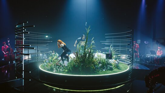 Lucy Altus (Nur) und Julien Horbatuk (Guy) im installativen Setting der Inszenierung von Florentine Klepper.