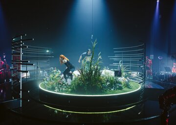 Lucy Altus (Nur) und Julien Horbatuk (Guy) im installativen Setting der Inszenierung von Florentine Klepper.