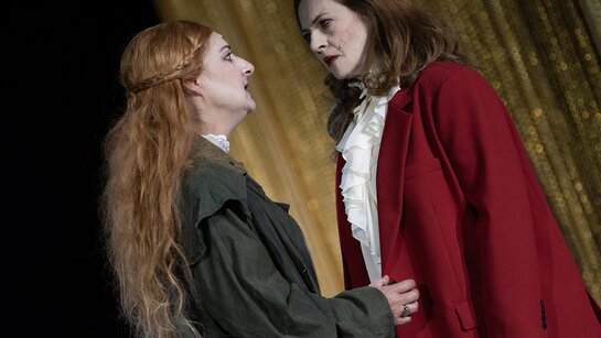Verkörpern die rivalisierenden Königinnen: Marion Reiser (Elisabeth I.) & Sara Nunius (Maria Stuart)