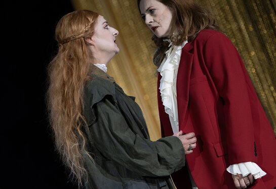 Verkörpern die rivalisierenden Königinnen: Marion Reiser (Elisabeth I.) & Sara Nunius (Maria Stuart)