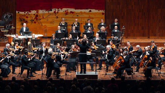 Tiroler Symphonieorchester Innsbruck und TSOI-Chefdirigent Ainārs Rubiķis