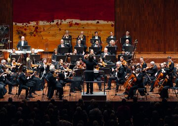 Tiroler Symphonieorchester Innsbruck und TSOI-Chefdirigent Ainārs Rubiķis