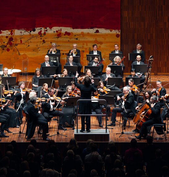 Tiroler Symphonieorchester Innsbruck und TSOI-Chefdirigent Ainārs Rubiķis | © WE FEEL