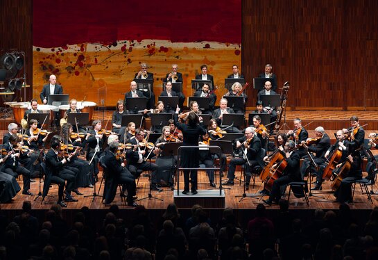 Tiroler Symphonieorchester Innsbruck und TSOI-Chefdirigent Ainārs Rubiķis